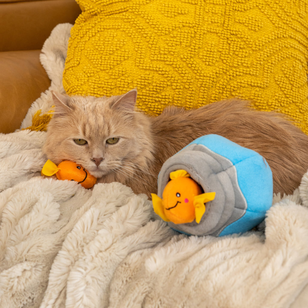 ZippyPaws ZippyClaws Burrow Fish in Bowl cat toy detail